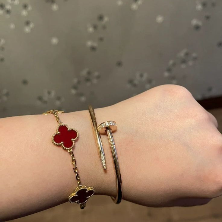 Rote Kleearmband