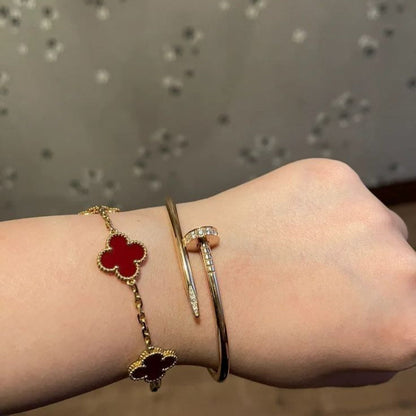Rote Kleearmband